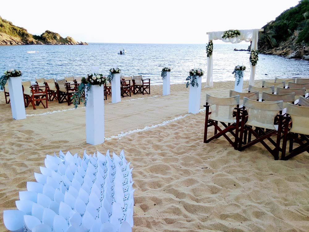 Wedding in Ammouliani island with a ceremony on the beach